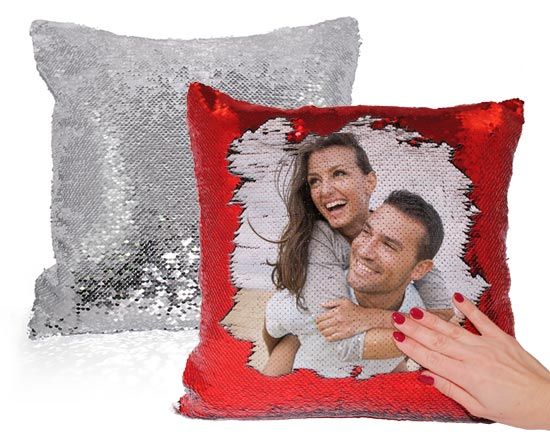 cuscino quadrato con paillettes con possibilità di inserire foto immagine o scritta.Gire le pailletes e vedi la foto,le rigiri e nascondi la foto e vedi tutte le paillettes rosse