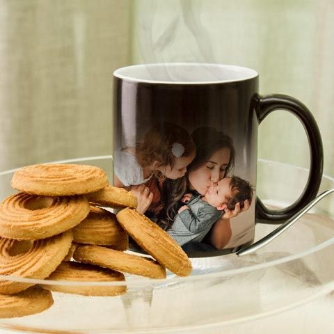 tazza magica con sfondo che diventa chiaro quando si mette all'interno del liquido caldo si può personalizzare con foto scritte o immagine